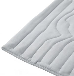 Detalle del tejido acolchado de la alfombra reversible para perros y gatos